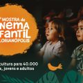 Cartaz publicitário da "Vigésima terceira Mostra de Cinema Infantil de Florianópolis". No lado esquerdo, há um círculo irregular pintado em laranja com o texto: "Vigésima terceira Mostra de Cinema Infantil de Florianópolis" em branco, com destaque para "Cinema Infantil" em letras maiores. Abaixo, sobre um fundo escuro, lê-se: "Cinema e cultura para quarenta mil crianças, jovens e adultos" em letras brancas. À direita, uma fotografia mostra três crianças pequenas assistindo atentamente, com expressões curiosas e iluminadas por uma luz suave. Na parte inferior, há ilustrações de folhas verdes e um pássaro laranja.