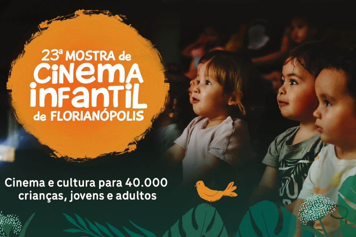 Cartaz publicitário da "Vigésima terceira Mostra de Cinema Infantil de Florianópolis". No lado esquerdo, há um círculo irregular pintado em laranja com o texto: "Vigésima terceira Mostra de Cinema Infantil de Florianópolis" em branco, com destaque para "Cinema Infantil" em letras maiores. Abaixo, sobre um fundo escuro, lê-se: "Cinema e cultura para quarenta mil crianças, jovens e adultos" em letras brancas. À direita, uma fotografia mostra três crianças pequenas assistindo atentamente, com expressões curiosas e iluminadas por uma luz suave. Na parte inferior, há ilustrações de folhas verdes e um pássaro laranja.